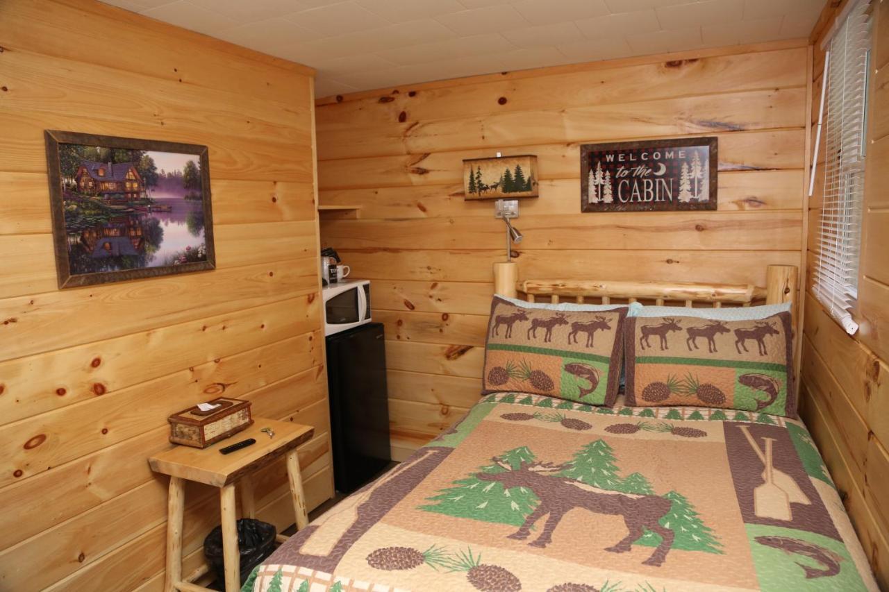 Rowe's Adirondack Of Schroon Motel